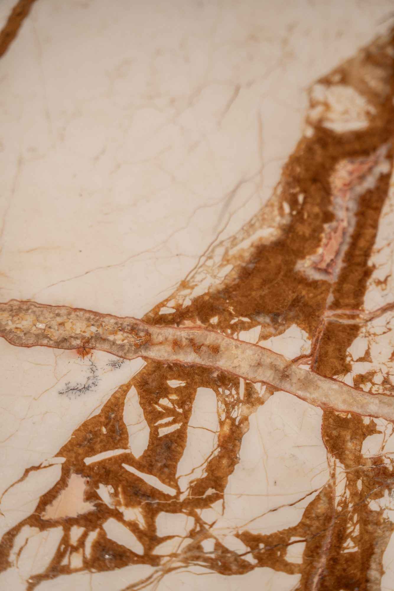 Saffron veining in the white marble of the coffee table
